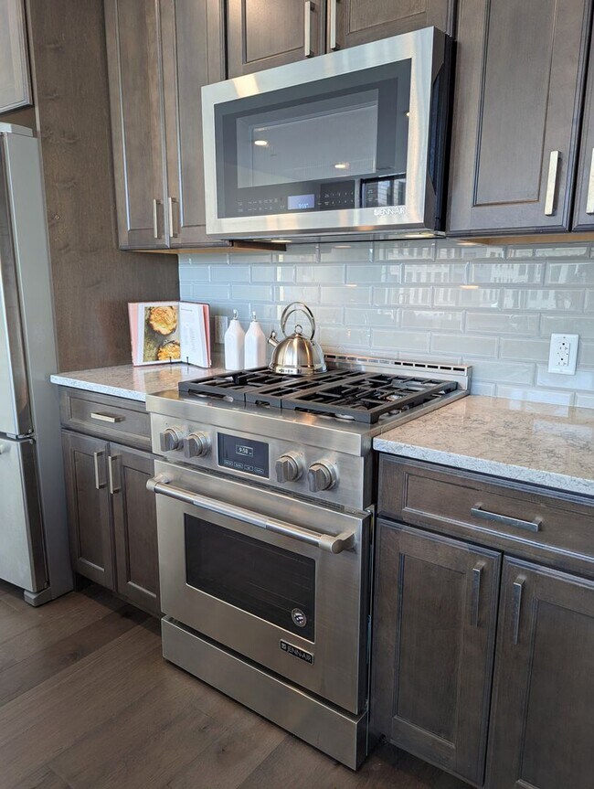 Building Photo - Gorgeous 2 Bedroom 2 Bathroom Downtown Condo with Epic Views and Free Parking