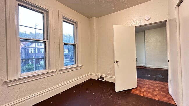 Building Photo - 2314 Woodstock Ave