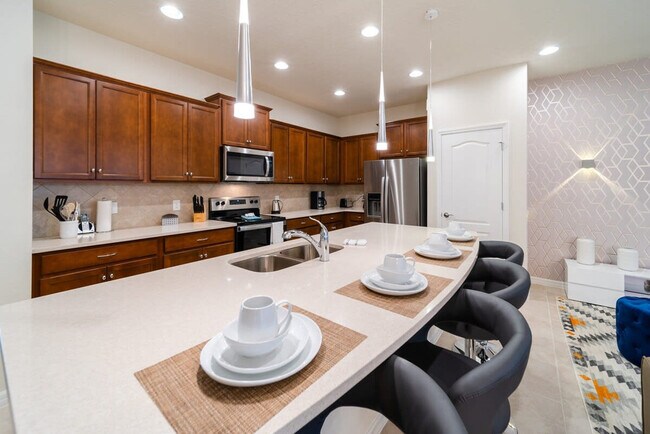 Building Photo - 2422 Dubai St