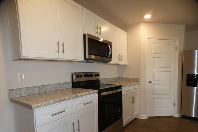 Building Photo - 4 Bedroom Home - Bridlewood