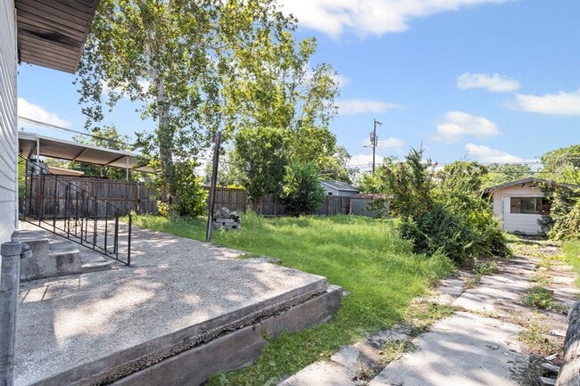 Building Photo - 214 Nassau Dr