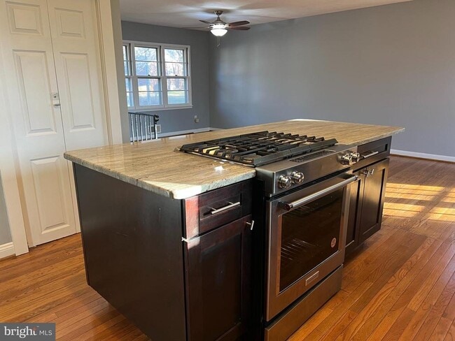 Building Photo - 2046 Greenwich St