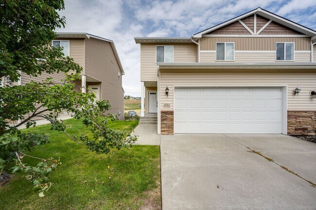 Building Photo - Charming Pullman Retreat with Space to Live and Entertain