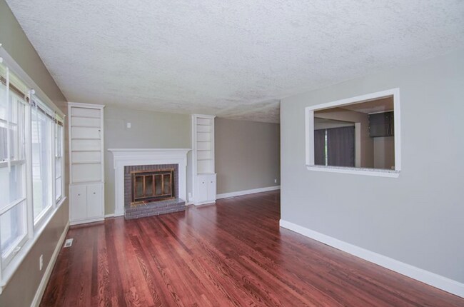 Building Photo - Beautiful 3 Bedroom / 1.5 Bath *Large Corner Lot* 2 Car Garage