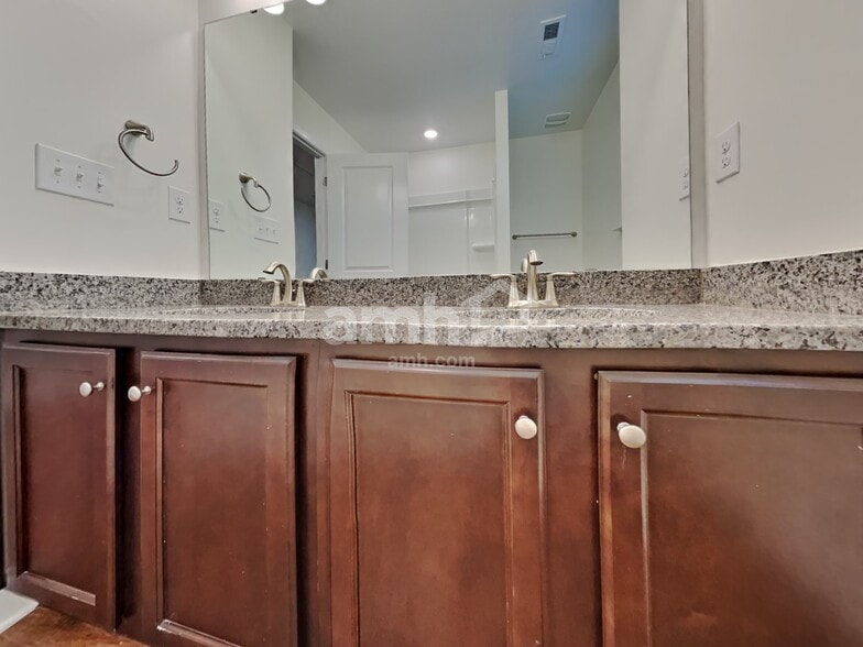 Building Photo - 136 Hamilton Park Dr