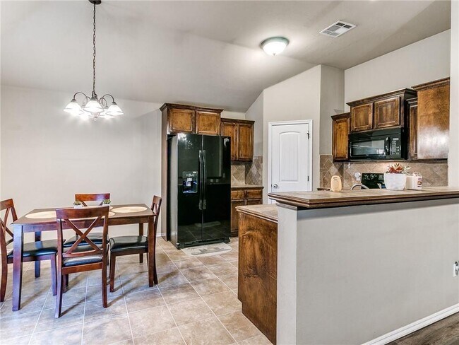 Building Photo - 517 Apple Tree Ln