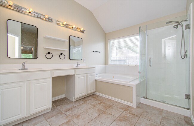 Building Photo - 18223 Heathridge Ln