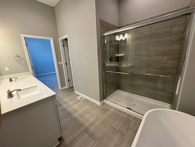 Building Photo - 4 bed 3 bath 2 car garage all maintenance ...