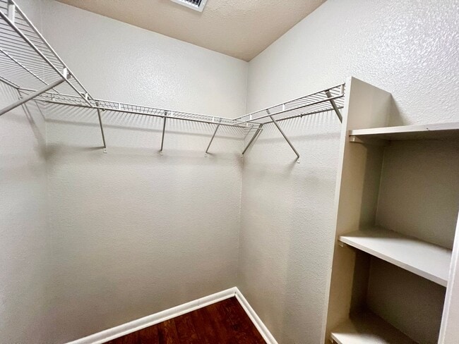 Building Photo - MUST SEE!! Rustic Style 3 Bedroom / 2 Bath...