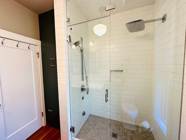 Building Photo - Beacon Hill - "Pretty in Pink" 2 Bedroom /...