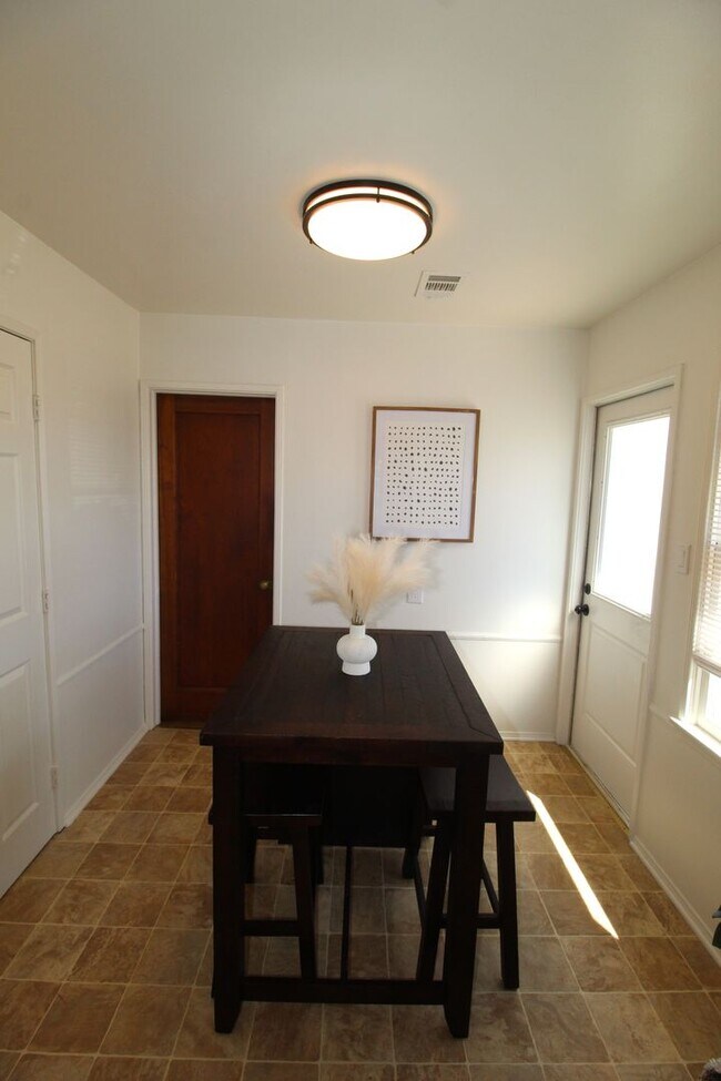 Building Photo - Charming Midtown Ventura Home- 3 Bedroom + 1.75 Bath