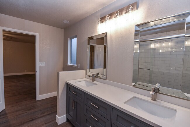 Building Photo - 2455 Knollwood Dr