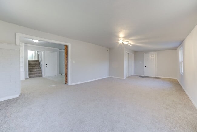 Building Photo - Stunning 4 Bed 3 Bath Home on Quiet Street!