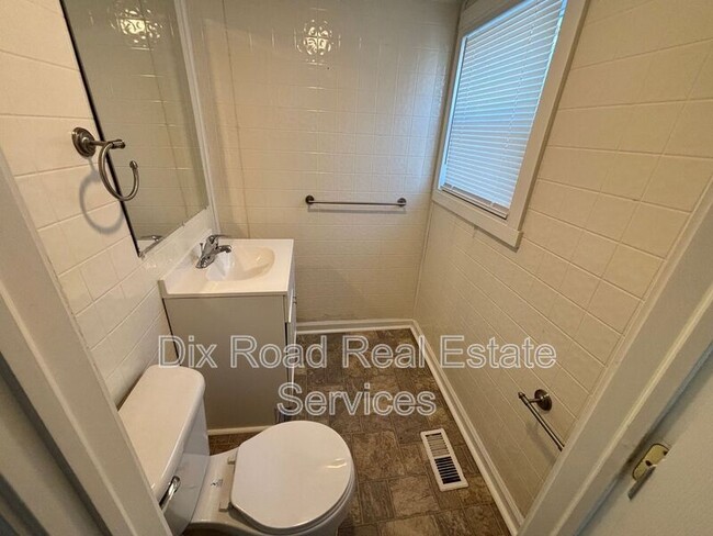 Building Photo - 304 Stanley St