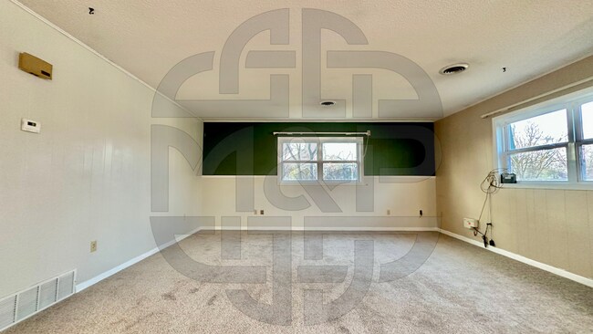 Building Photo - Edwards St Triplex