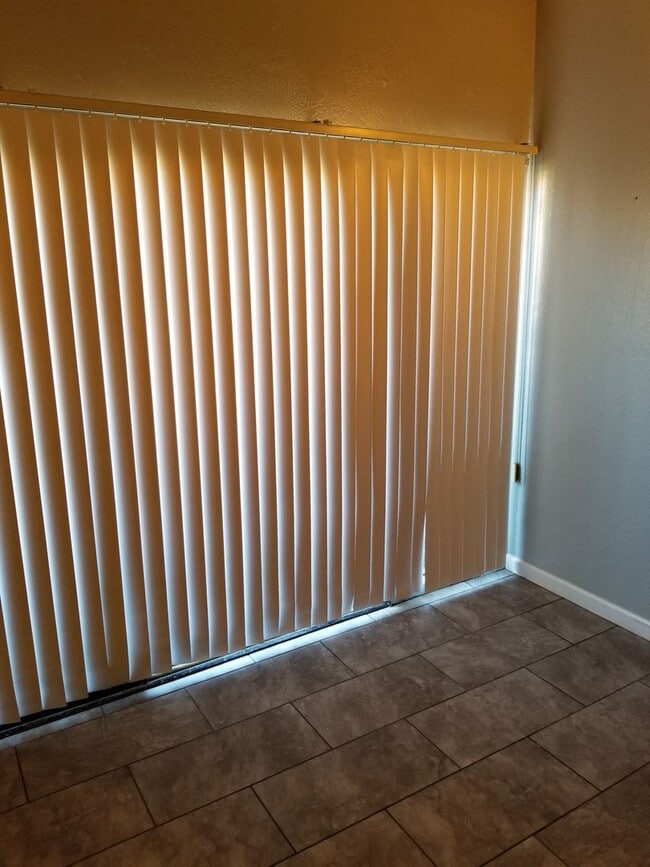 Building Photo - 1 BR Loft Available now