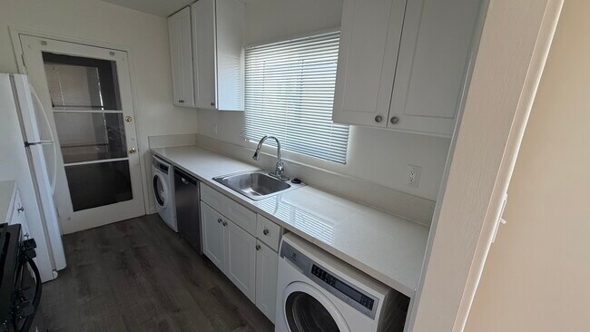 Kitchen - 1728 Grevelia St