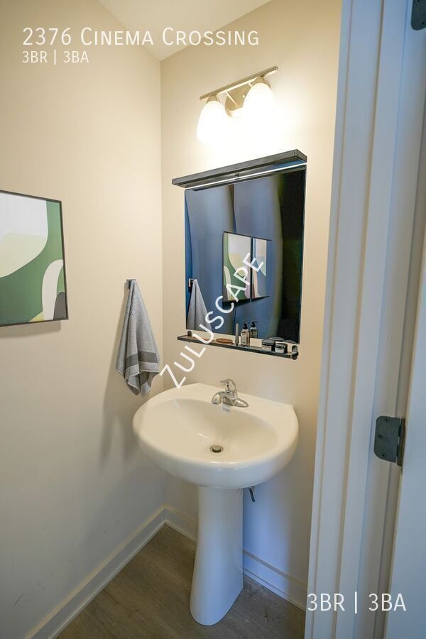 Building Photo - 1331 E Berry St