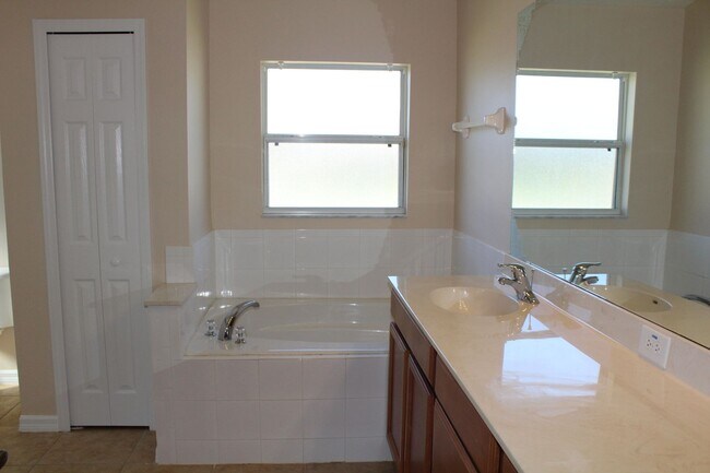 Building Photo - Lovely Rental in Coral Trace