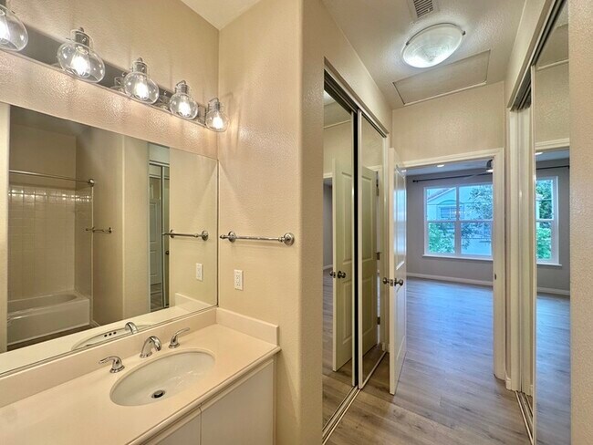 Building Photo - Second Floor Updated 2 BD / 2 BA In Carmel...