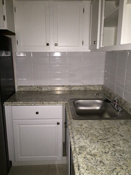 Building Photo - 3740 Inverrary Dr