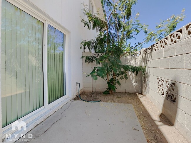 Building Photo - 2132 W Glenrosa Ave
