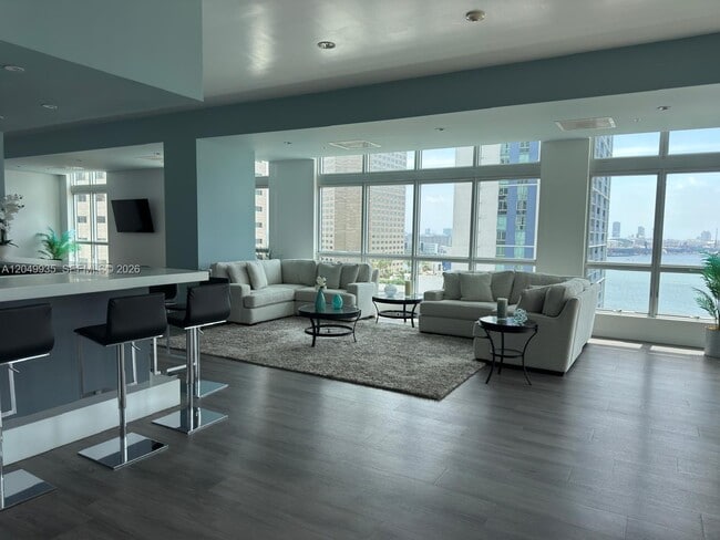 Building Photo - 300 S Biscayne Blvd