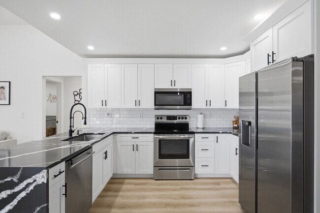 Building Photo - Pool Home