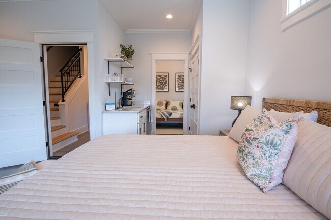 Building Photo - OFF-SEASON FURNISHED BEACH HOUSE AVAILABLE THRU BEGINNING OF APRIL