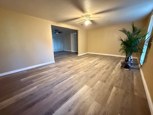 Building Photo - Newly Renovated, spacious 4 bedroom / 3 bath