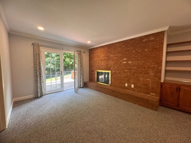 Building Photo - 4 Bedroom Jamestown Beauty!