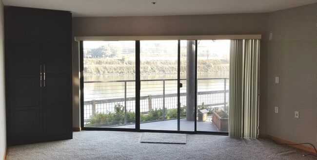 Building Photo - McCormick Pier One Bedroom ON THE WATER!