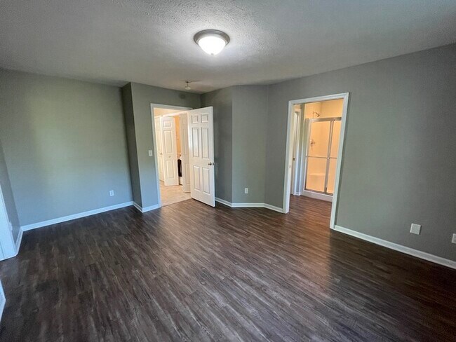 Building Photo - Forest Hills Condo 2 Bedroom  Clements Mill