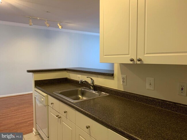 Building Photo - 2791 Centerboro Dr