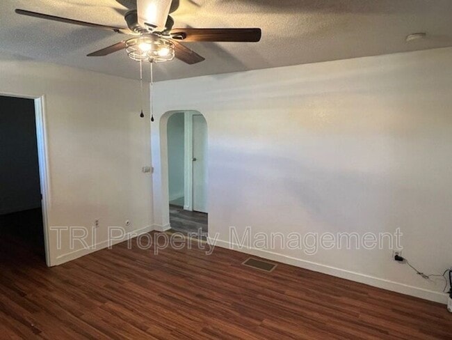 Building Photo - 327 S 2nd St