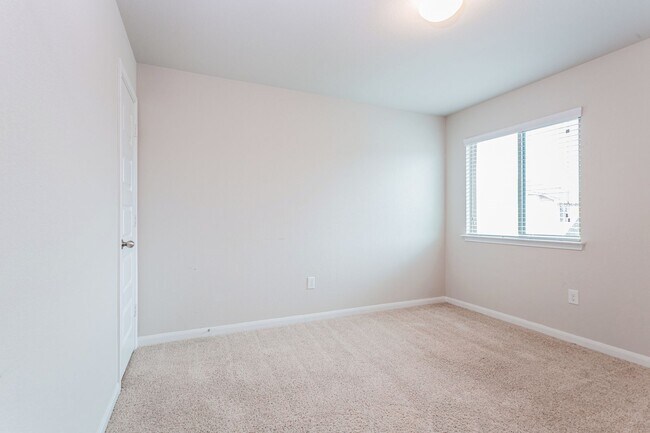 Building Photo - 605 Allenscreek Way-