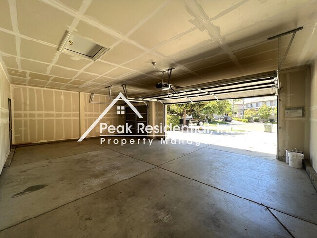 Building Photo - Spacious Anatolia 6bd/3.5ba Home with 5 Car Garage