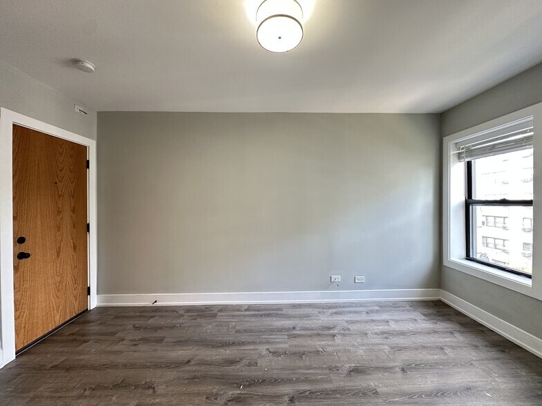 Building Photo - 545 W Belmont Ave