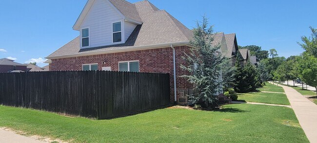 Building Photo - 3 bedroom 2.5 bath / Community pool / 2 ca...