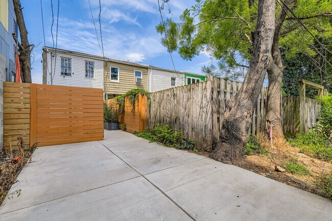 Building Photo - 2535 N Howard St