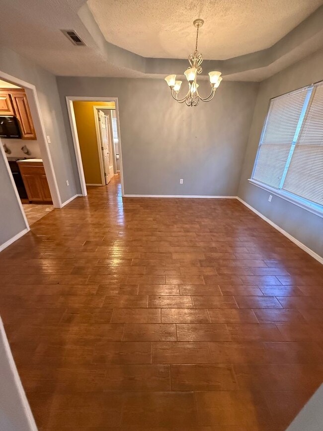 Building Photo - 3 Bed 2 Bath House with 2 Car Garage.  Has Gas Heat