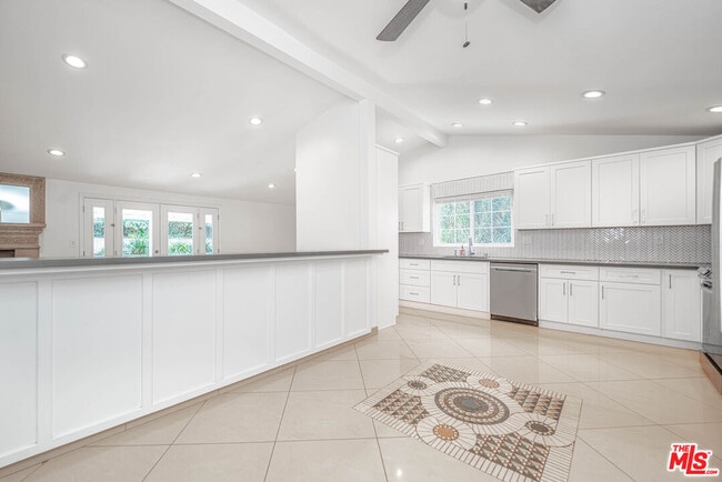 Building Photo - 20746 Clarendon St