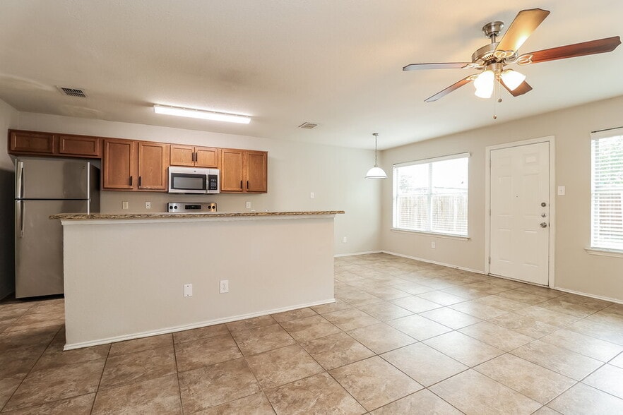 Building Photo - 10628 Wild Oak Dr