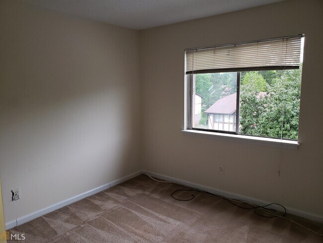 Building Photo - 1409 Camelot Dr