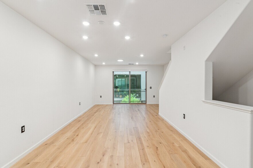 Building Photo - 25250 Villager Ln
