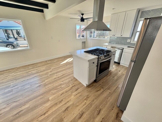 Building Photo - Fully Renovated 2bd/1ba! Just a block from...