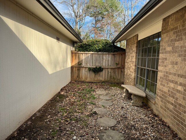 Building Photo - 636-638 Town Oaks