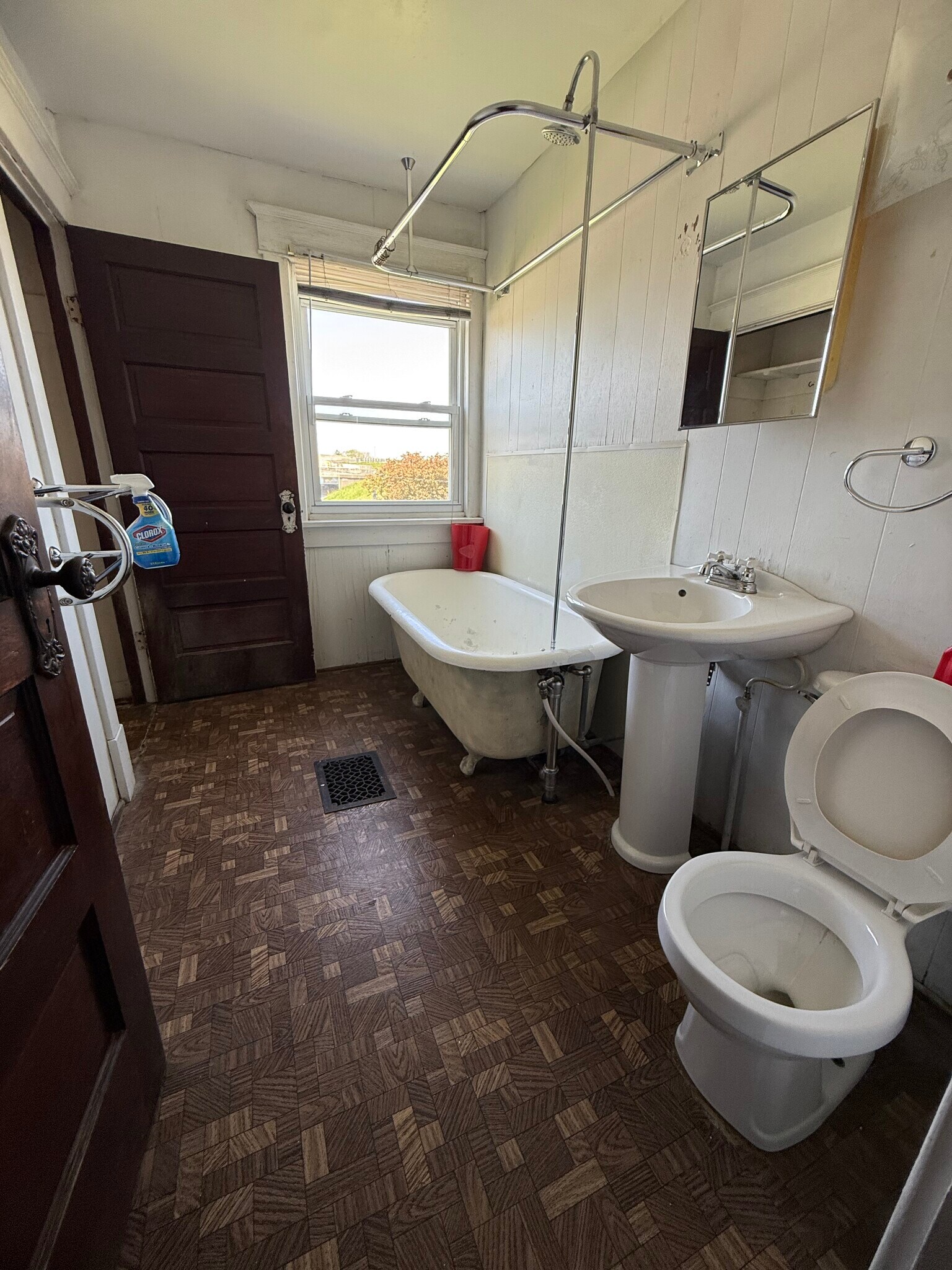 Full bath upstairs - 906 E Morris St
