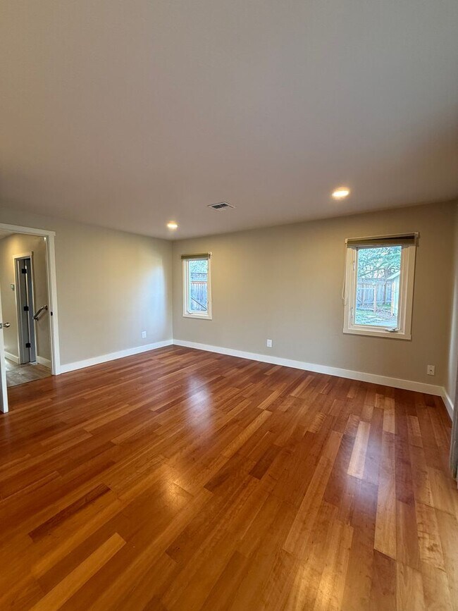 Building Photo - One bedroom/One Bath Apartment with outdoor space on quiet flag lot!  Available Now