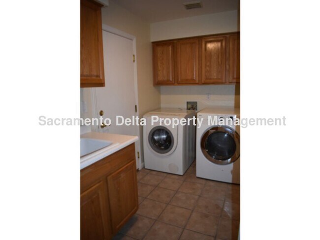 Building Photo - Rocklin home with pool & newer HVAC!